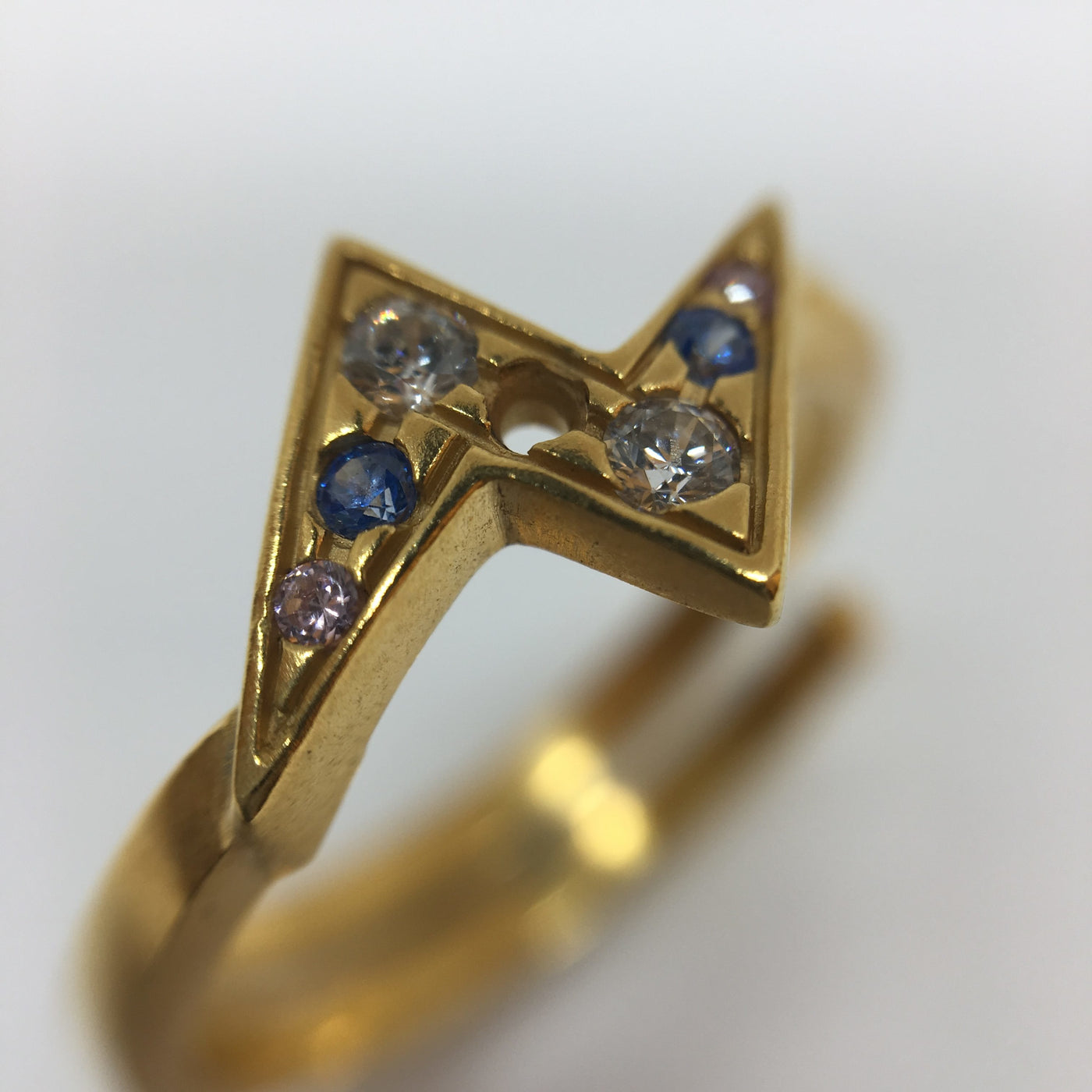Goldener Blitz Ring mit blauen Zirkonias