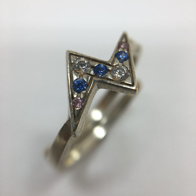 Silberner Blitz Ring mit blauen Zirkonias