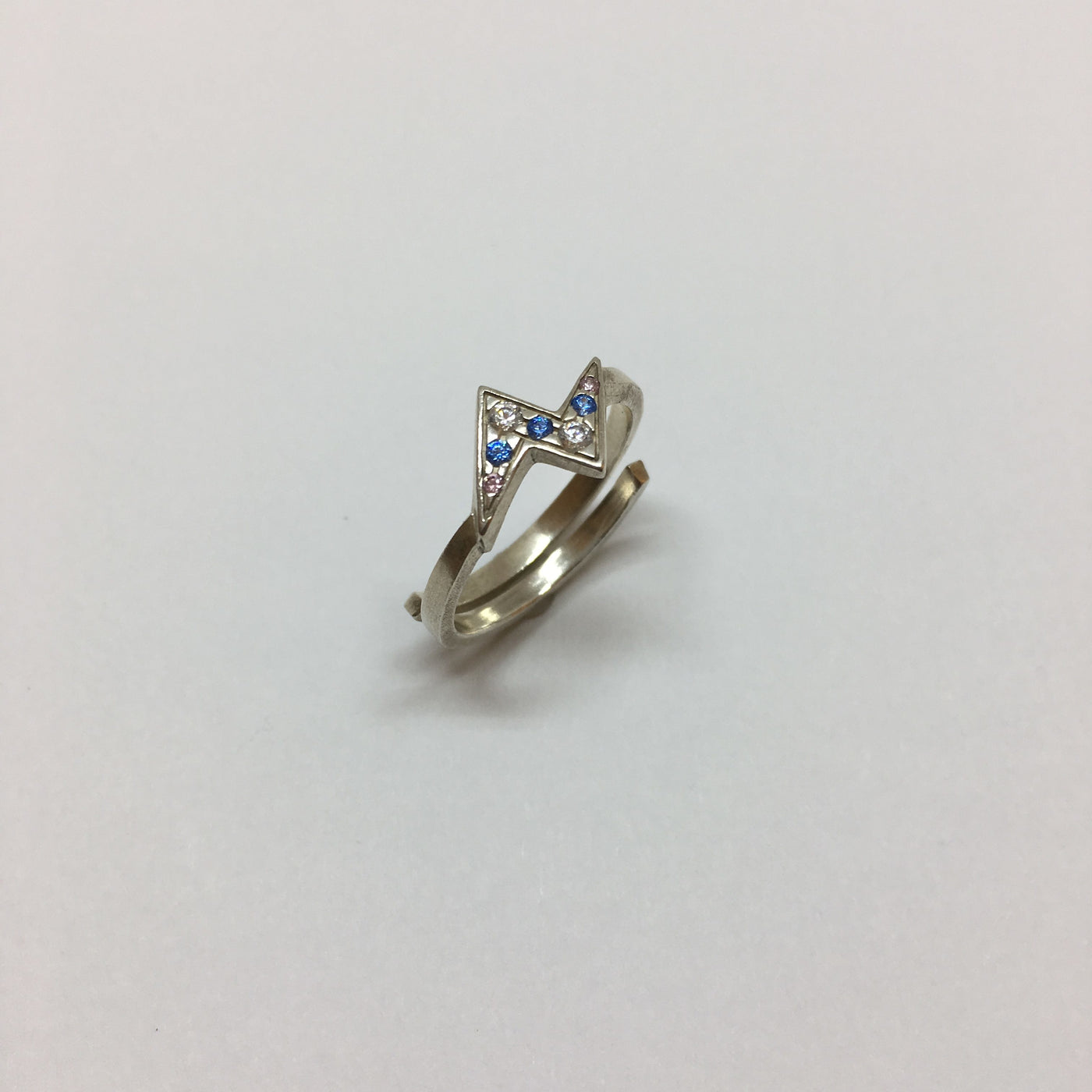 Silberner Blitz Ring mit blauen Zirkonias
